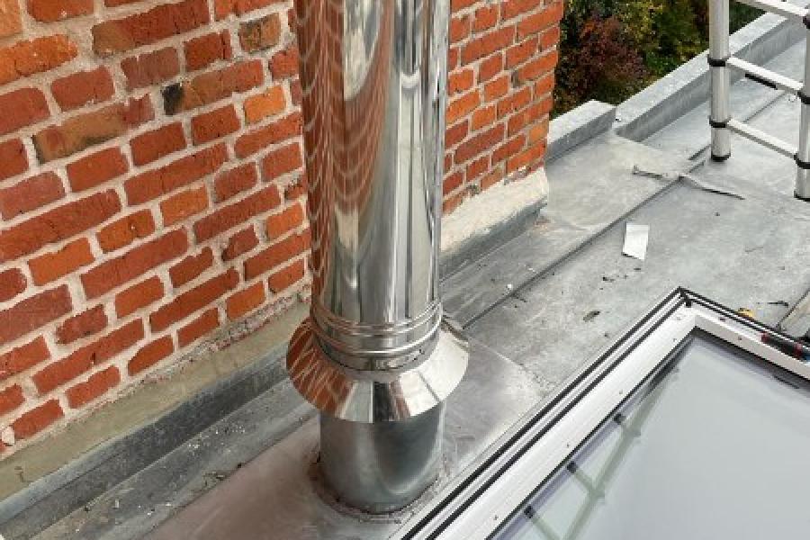Rénovation d'une étanchéité toiture zinc : évacuation d'un conduit de cheminée